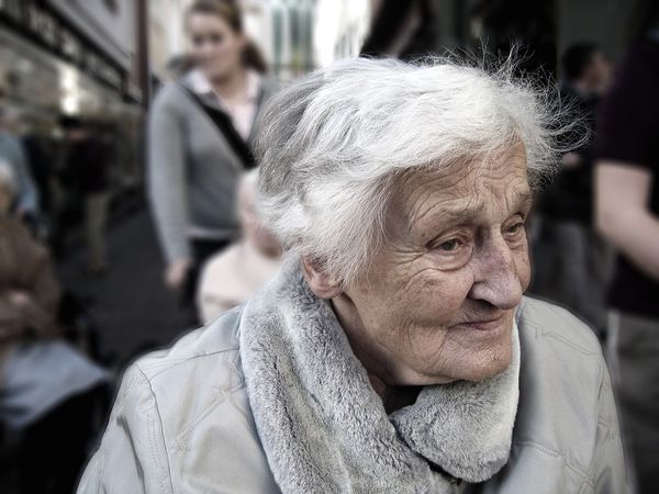 Pomoc osobom starszym - jak sobie radzić w trakcie choroby?