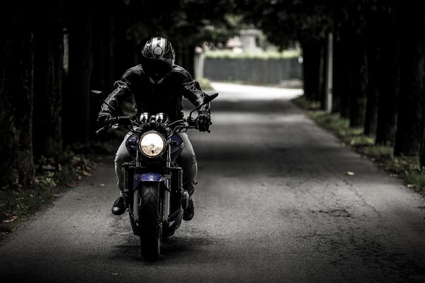 Praktyczny poradnik: Jak wybrać optymalne ubrania na motocyklową przejażdżkę?