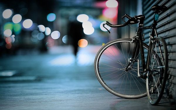 Przyczepka rowerowa czy boks dachowy - co lepiej wybrać na weekendowy wyjazd?